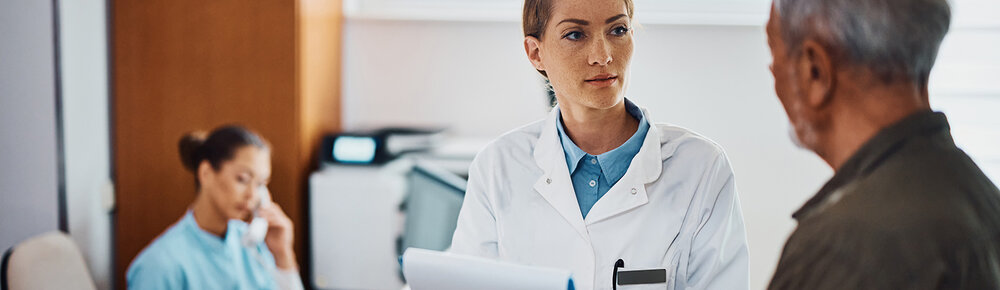 Ärztin im Gespräch mit einem Patienten im Caritas-Krankenhaus St. Josef