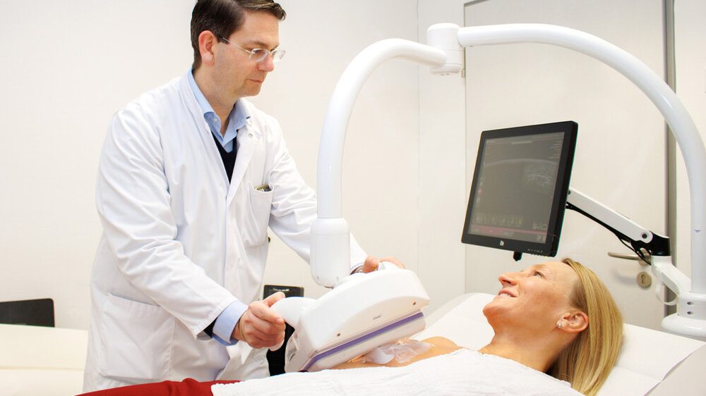 Der stellvertretender Direktor der Klinik für Frauenheilkunde und Geburtshilfe Prof. Seitz behandelt eine Patientin im Brustkrebszentrum des Caritas-Krankenhauses St. Josef