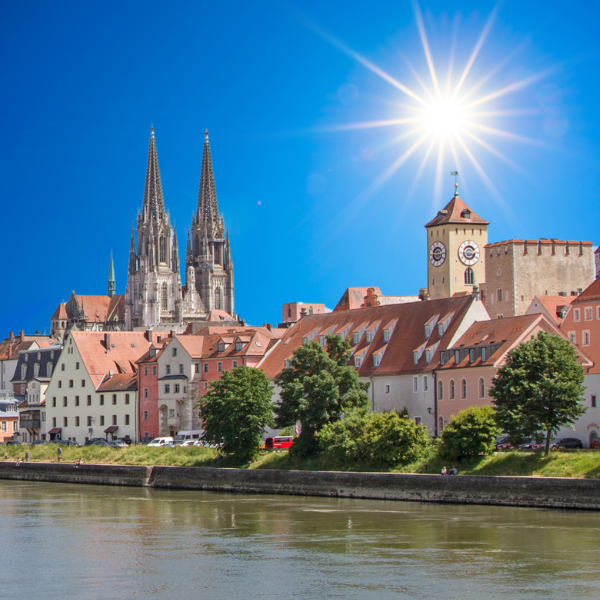 Regensburg-Silhouette mit strahlender Sonne