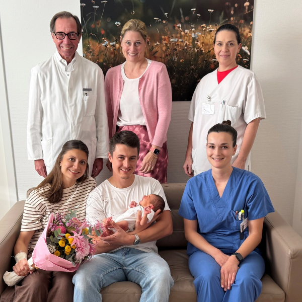 Baby Ivo Leander mit seinen Eltern und Gratulanten.