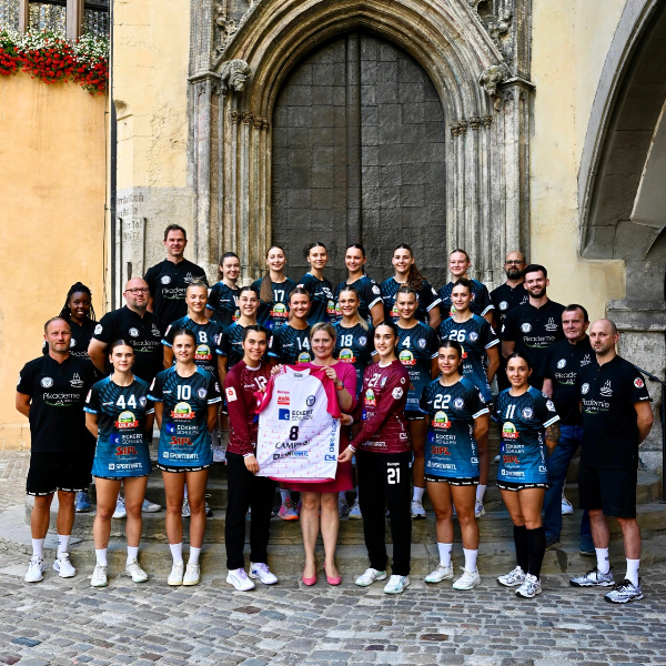 Dieses Trikot wird für den guten Zweck versteigert.