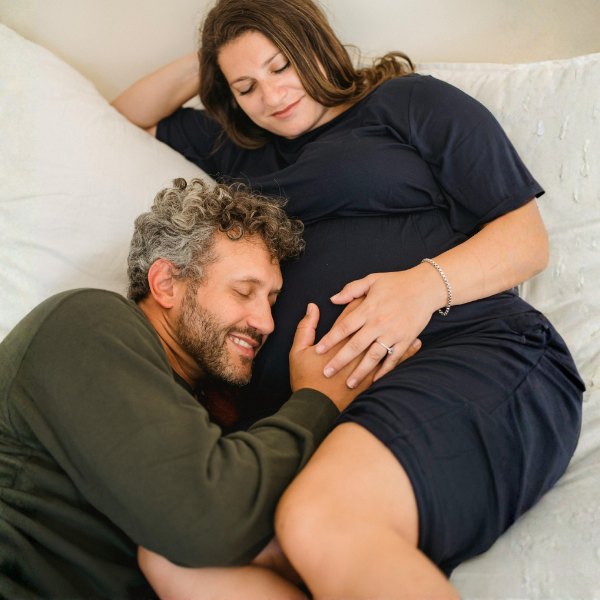 Verliebtes Paar freut sich auf den Nachwuchs.