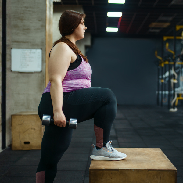 Eine übergewichtige Frau beim Sport.