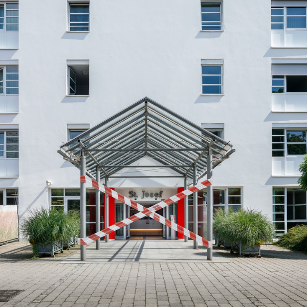 Der Haupteingang des Caritas-Krankenhauses St. Josef ist mit Flatterband versperrt.