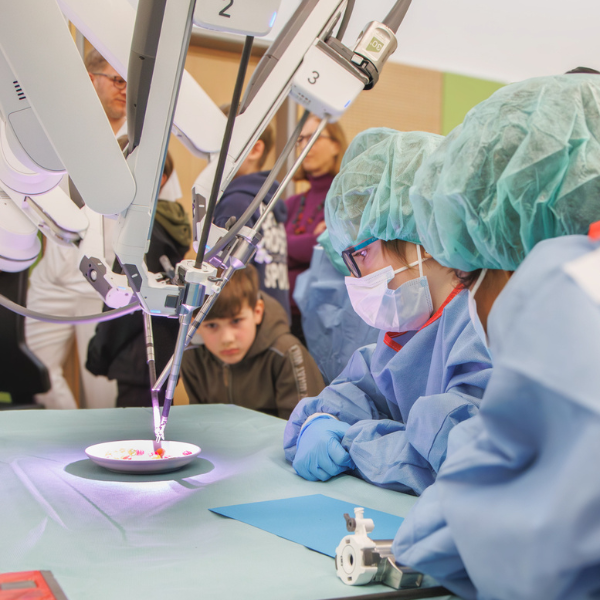 Kinder beobachten die Gummibären-OP