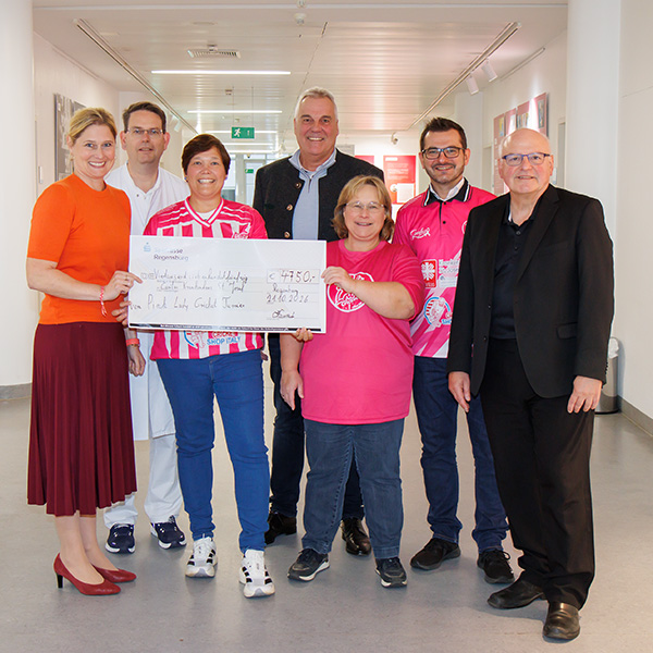 Eine Spende, die ankommt: Prof. Dr. Sylvia Pemmerl, Prof. Dr. Stephan Seitz, Esmarie Fournet-Fayat, Stefan Zeilhofer, Alexandra Wolf, Philippe Fournet-Fayat und Armin Wolf (von links) freuen sich, dass beim Pink Lady Cricket Turnier eine hohe Summe für die Brustkrebsversorgung zusammengekommen ist.