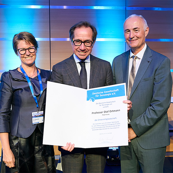 Prof. Dr. Olaf Ortmann erhält die Ernennungsurkunde.