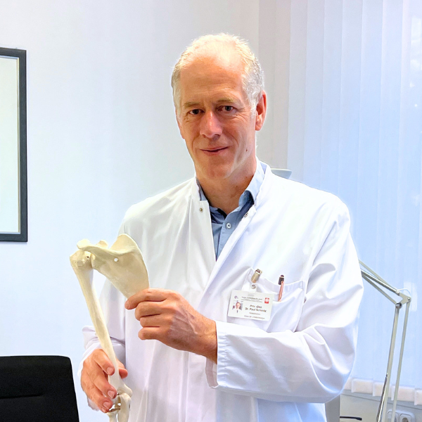 Priv.-Doz. Dr. Paul Schmitz mit dem Modell einer Schulter und eines Schulterblatts