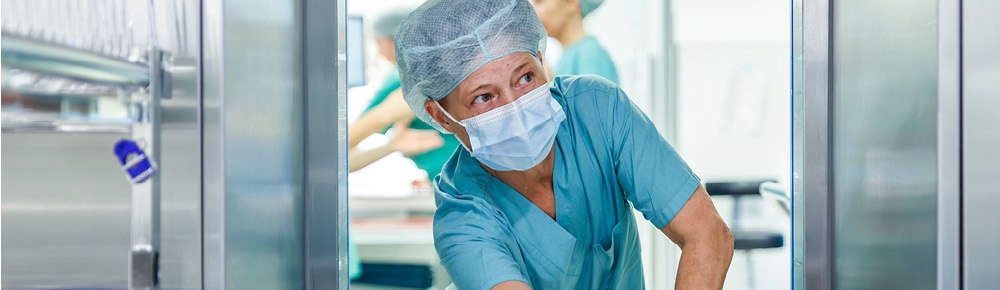 Eine Pflegefachkraft im Bereich Funktionsdienst des Caritas-Krankenhaus St. Josef arbeitet im OP