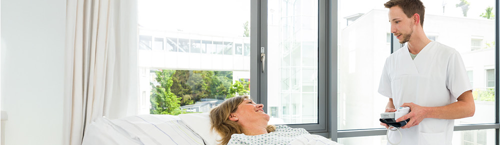 Ein Pfleger spricht mit einer Patientin