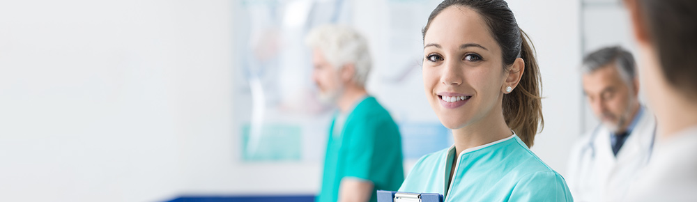 Fachkraft des Caritas-Krankenhauses St. Josef lächelt freundlich in die Kamera