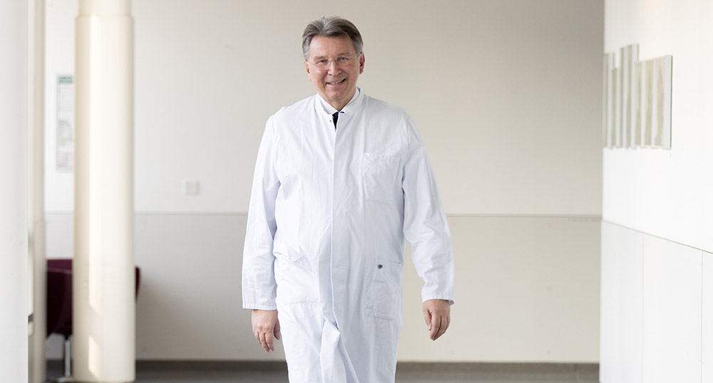 Direktor der Klinik für Innere Medizin, Nieren- und Hochdruckerkrankungen am Caritas-Krankenhaus St. Josef Prof. Dr. Bernhard Banas