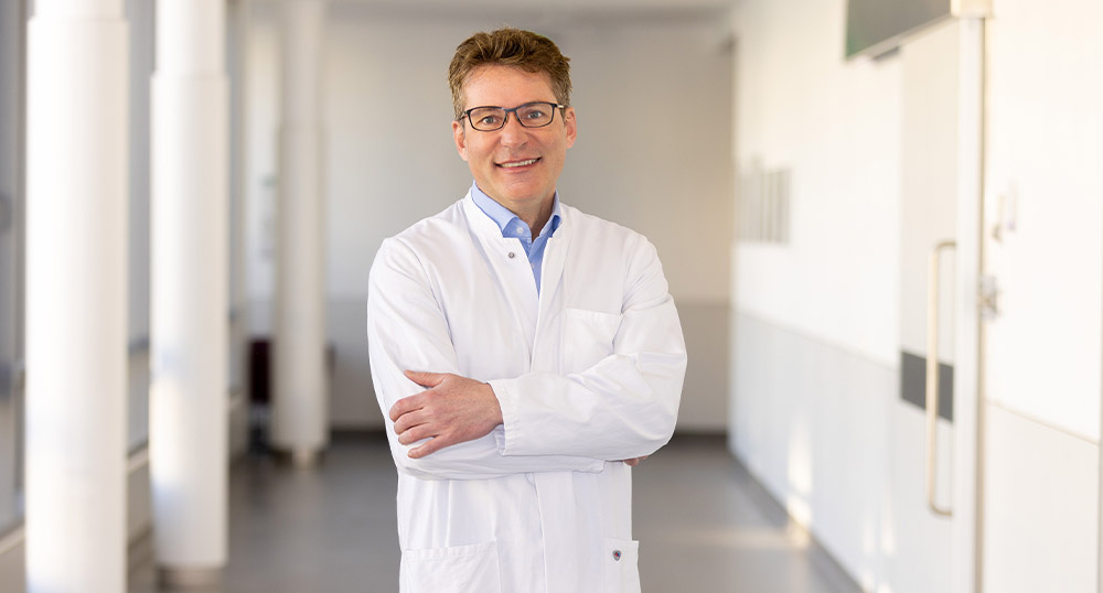 Direktor der Klinik für Plastische und Ästhetische, Hand- und Wiederherstellungschirurgie am Caritas-Krankenhaus St. Josef Prof. Dr. Dr. Lukas Prantl