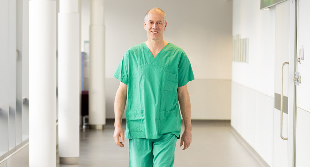 Direktor der Klinik für Unfallchirurgie am Caritas-Krankenhaus St. Josef Priv.-Doz. Dr. med. Paul Schmitz