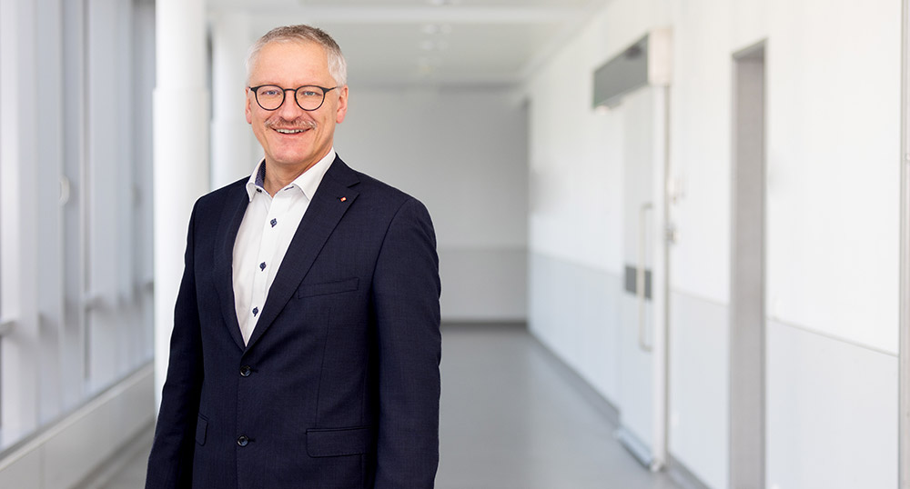 Direktor des Caritas-Verbandes für die Diözese Regensburg Michael Weissmann im Krankenhausgebäude