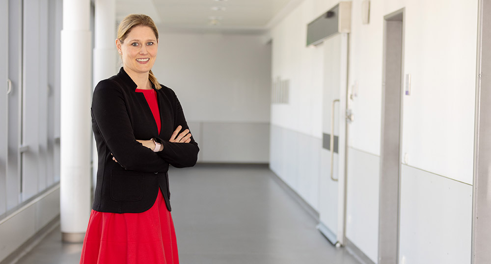 Die medizinisch-ärztliche Direktorin und Geschäftsleitung des Caritas-Krankenhauses St. Josef Prof. Dr. med. Sylvia Pemmerl in einem Krankenhausflur