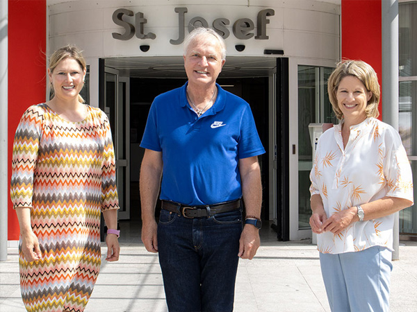 Der Vorstand des Fördervereins des Caritas-Krankenhauses St. Josef bestehend aus Dr. Clemens Prokop und Dr. Astrid Freudenstein gemeinsam mit Prof. Dr. Pemmerl vor dem Haupteingang