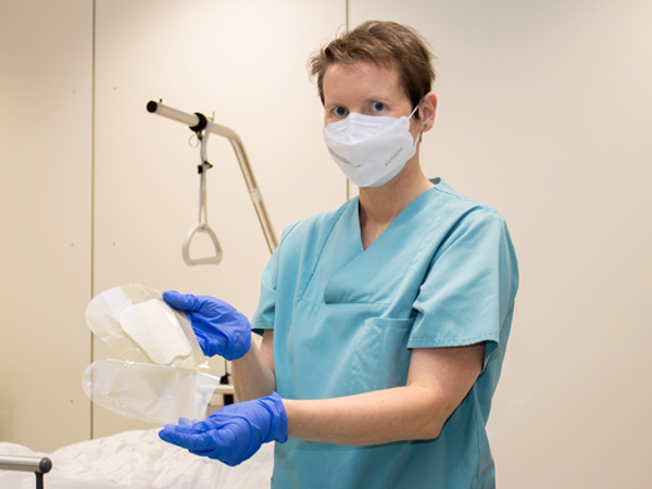 Pflegekraft mit Mundschutz des Fasziitiszentrums am Caritas-Krankenhaus St. Josef
