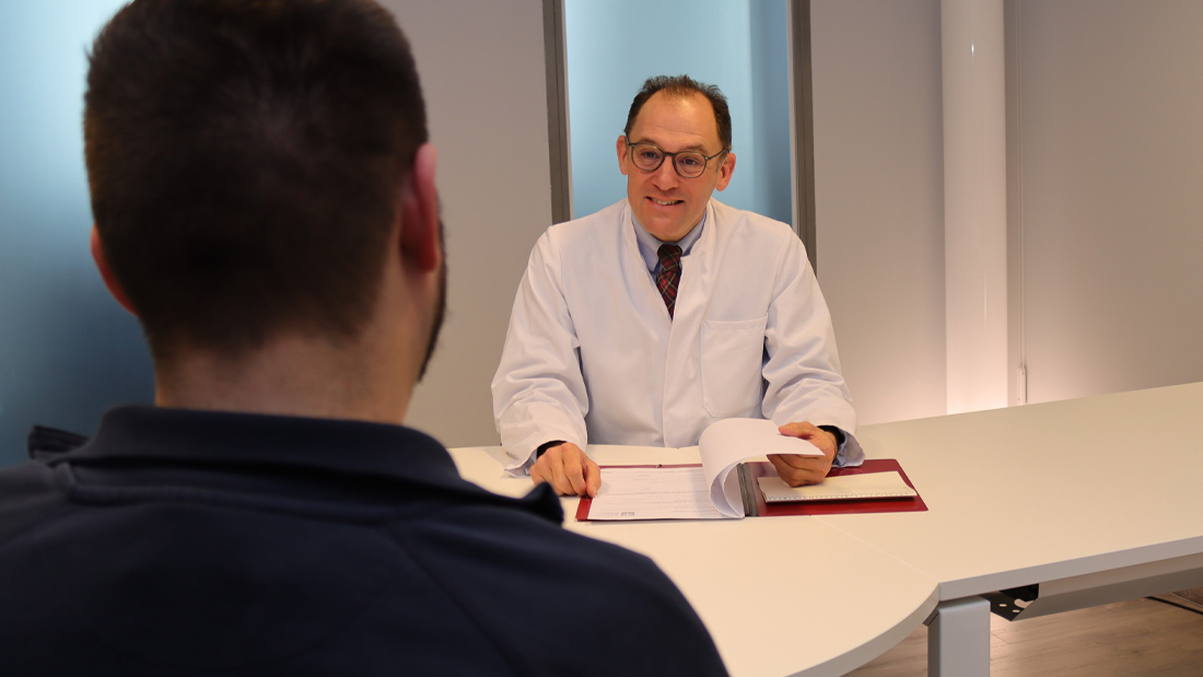 Leiter des Uroonkologischen Zentrums Prof. Dr. med. Maximilian Burger im Gespräch mit einem Patienten am Caritas-Krankenhaus St. Josef